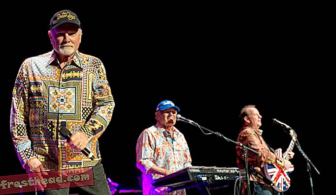 Beach Boys so spet na turnejah, le delček prvotnih članov, vključno z Mike Love in Bruce Johnston, zgoraj. Ostali člani skupine nastopajo ločeno.