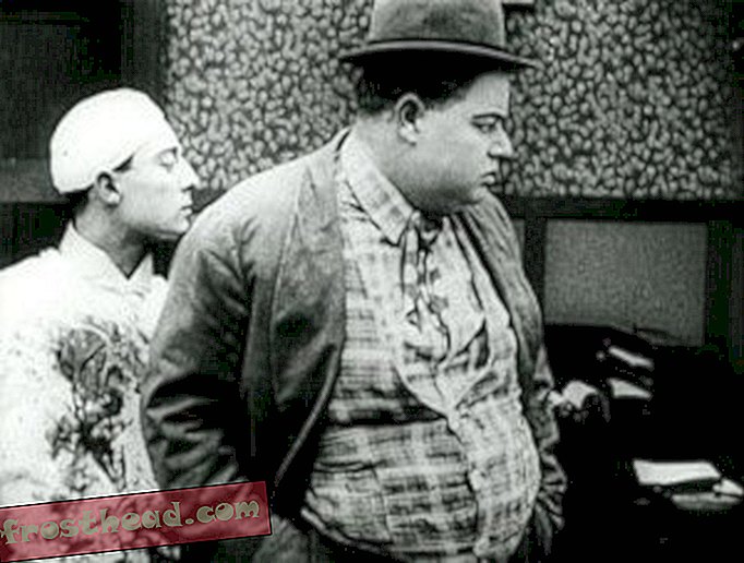 Buster Keaton som læge (bemærk hans blodfarvede smock) og Arbuckle som potentiel patient i God nat, sygeplejerske.