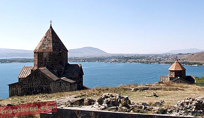 Църквата на Светите апостоли и Църквата на Божията майка, разположена по брега на езерото Севан.