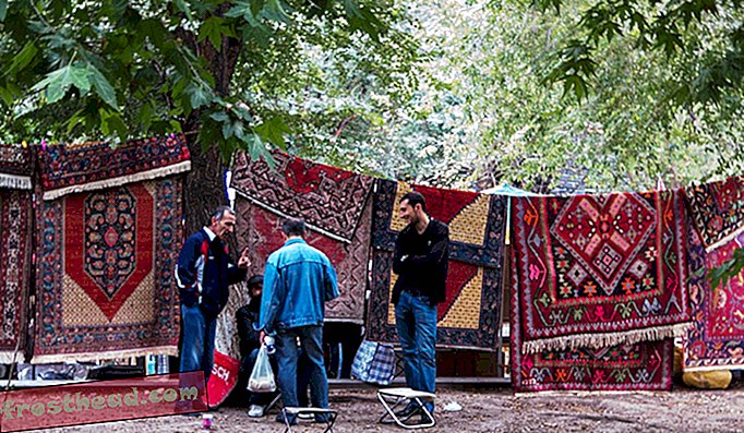 Jerevanski trgovci na nedjeljnoj Vernissage, izlog ručne izrade robe.