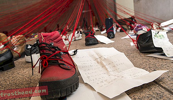 Cada sapato na instalação de Chiharu Shiota na Galeria Arthur M. Sackler está anexado a uma nota manuscrita sobre seu dono.