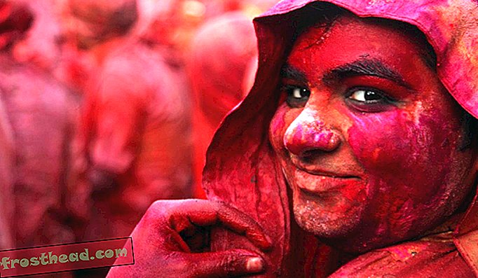 אדום הוא צבע החתונות, החיים והפסטיבלים.