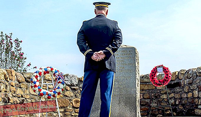 新しい記念碑の献身でアメリカとイギリスの戦死した兵士を称える正式な軍事式典に出席する
