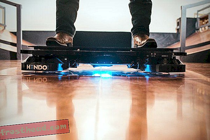 Regardez comme un vrai Hoverboard Whirs to Life