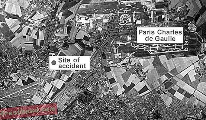 Le vol 4590 a utilisé la piste 26R est-ouest de Charles de Gaulle pour le décollage. Au sud-ouest de l'aéroport se trouvent l'autoroute A1 et le site de l'accident: l'Hotelissimo à Gonesse.