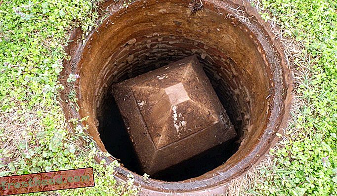 Скривена испод поклопца шахта, лако је пропустити ову реплику Васхингтонског споменика високе 12 стопа.