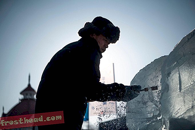 homem esculpindo gelo