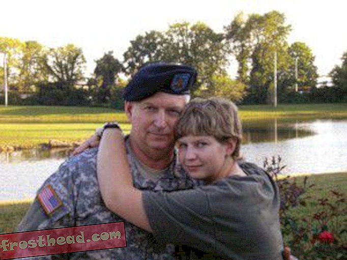 Meremeeste värbamine USA mereväest Hannah Sewell ja tema isa seersant major Jerry Sewell
