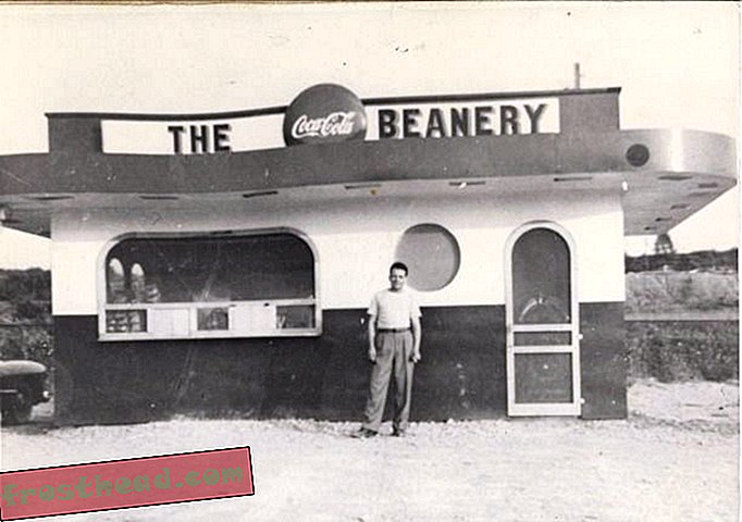 Garneau parado frente a su primer restaurante de servicio en la acera, The Beanery, en 1949.