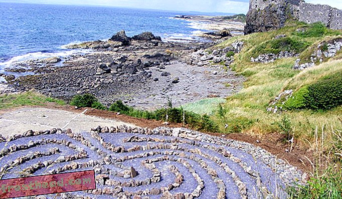 Castelul Dunure este supravegheat de un labirint rock.