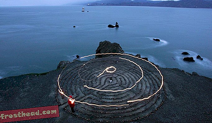 Het 11 Circuit labyrint gelegen op een klif met uitzicht op Mile Rock Beach in Land's End, in San Francisco, Californië. Het 18-voet rotslabyrint werd geïnstalleerd op de Spring Equinox van 2004.
