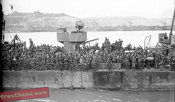 Een menigte troepen aan dek een van de torpedojagers die deelnamen aan Operation Dynamo.