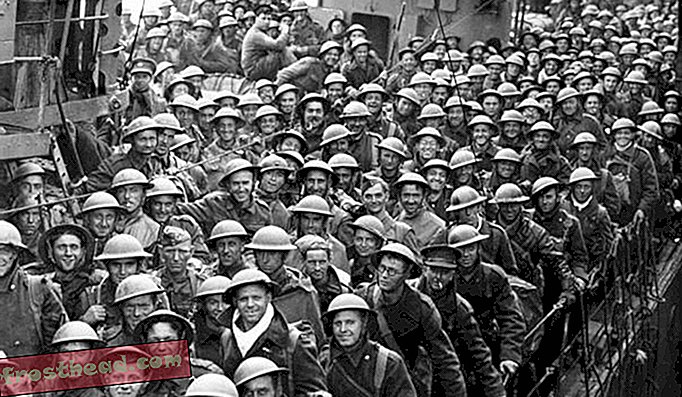 Britiske tropper på en ødelæder i Dover, efter at have med succes krydset kanalen.