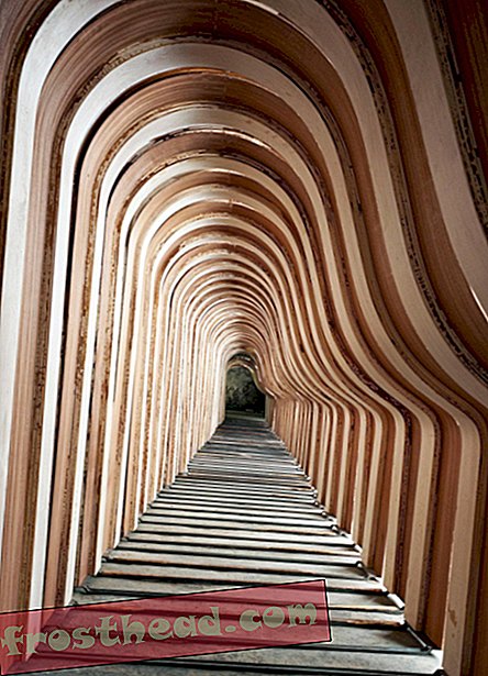 Фотографът заснема трайното величие на фабриката за пиано Steinway