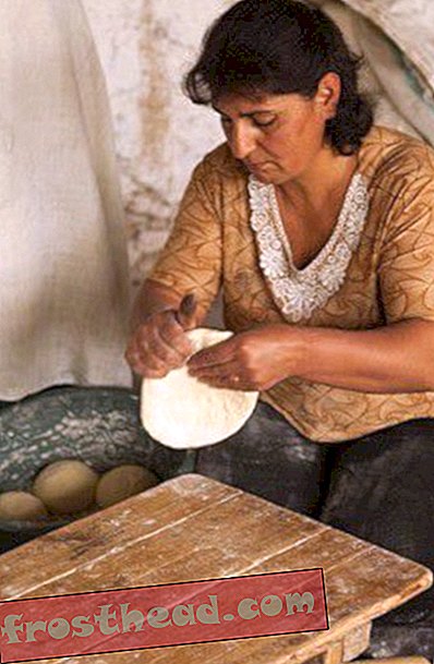 Rima valmistaa taikinan leivontaan