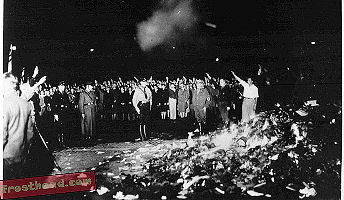 Os nazistas saúdam seu líder na Opera Plaza de Berlim durante um livro queimando em 10 de maio de 1933, no qual cerca de 25.000 volumes foram reduzidos a cinzas.