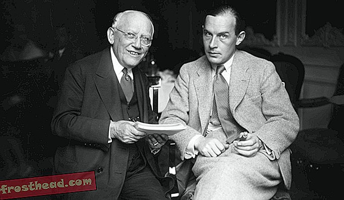 Carl Laemmle, presidente da Universal Studios, e Erich Maria Remarque, em um hotel de Berlim em 1930.