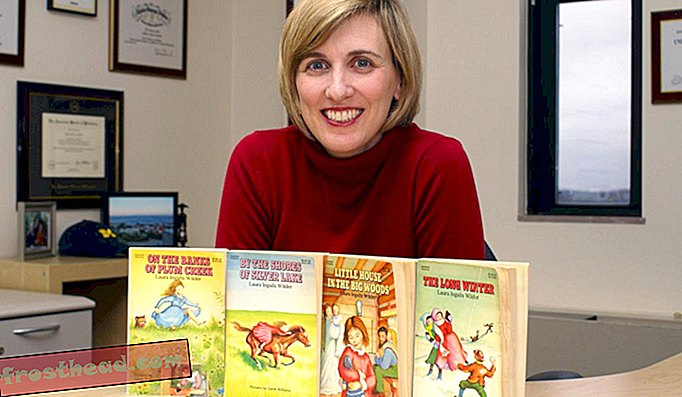 Beth Tarini, assisterende professor i pediatri ved University of Michigan, med sin samling av Wilder-bøker.
