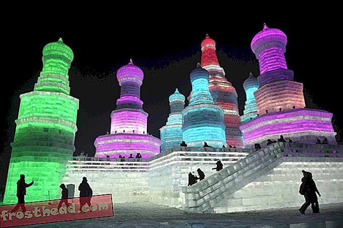 כל העולם פסל קפוא בפסטיבל הקרח והשלג של סין