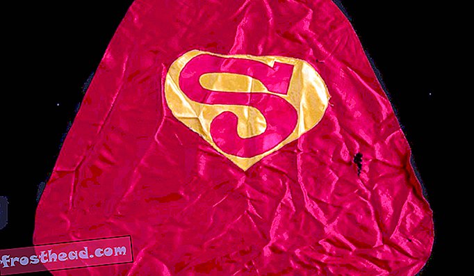 La capa de Superman de la infancia de Matthew Shepard, hecha a mano por su madre. La capa se exhibirá junto con un anillo de bodas que Shepard nunca tuvo la oportunidad de usar antes de su muerte, una tragedia que provocó un movimiento para expandir las protecciones contra el crimen de odio.