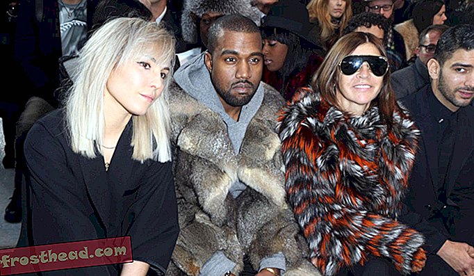 El rapero superestrella Kanye West, visto aquí en un desfile de moda de Givenchy, ha plantado algo más que simples raíces de ricos internacionales en París.