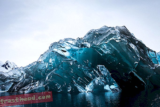 En isberg vippet over, og dens underside er betagende