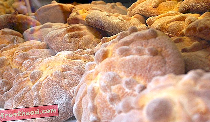 Хлебци пан де муертос сједе у излогу у Мекицо Цитију.