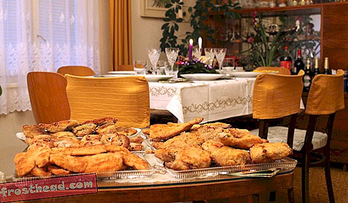 קרפיון מטוגן הוא מצרך ראש ליד שולחן ארוחת חג המולד של צ'כיה.