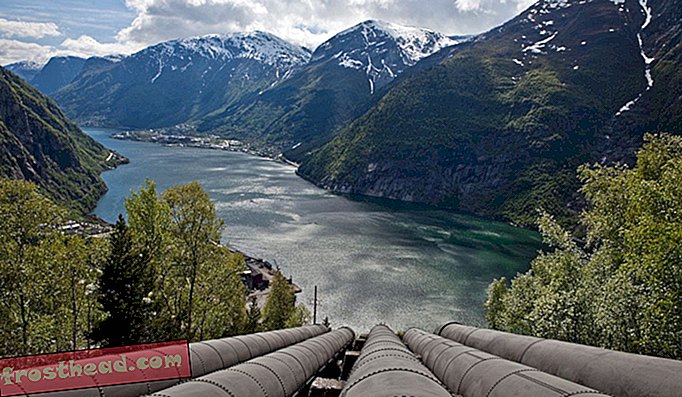 Hüdroelektrijaamaga ühendava pensjoni ülaosast vaadatuna fjord ja Odda linn.