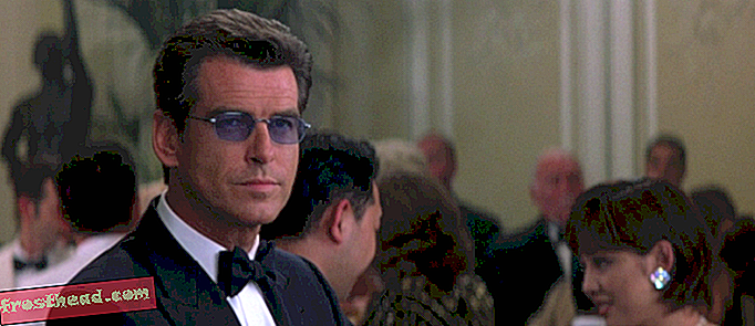 Rentgenové brýle na Pierce Brosnan ve světě nestačí.