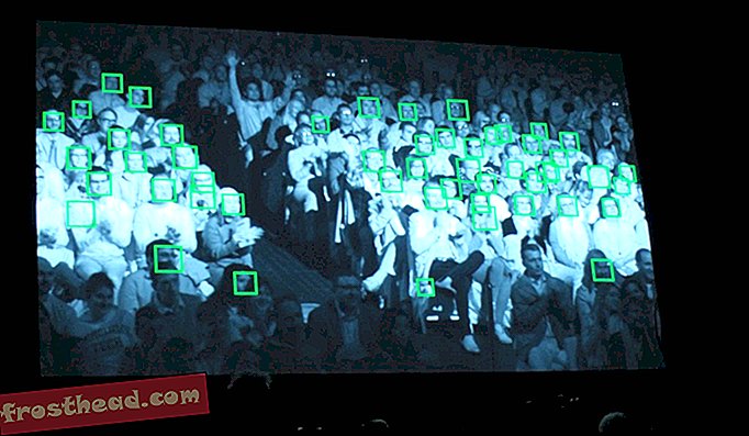 Dans un flux vidéo en direct du public, des algorithmes de reconnaissance faciale sélectionnaient les caractéristiques de chaque personne.