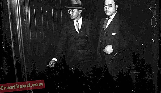 Al Capone, ki je šel po vzdevku Al Brown, je bil voden na kazensko sodišče. Ta fotografija je brez datuma.