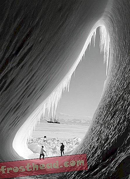 Grotto dalam berg, Terra Nova di kejauhan