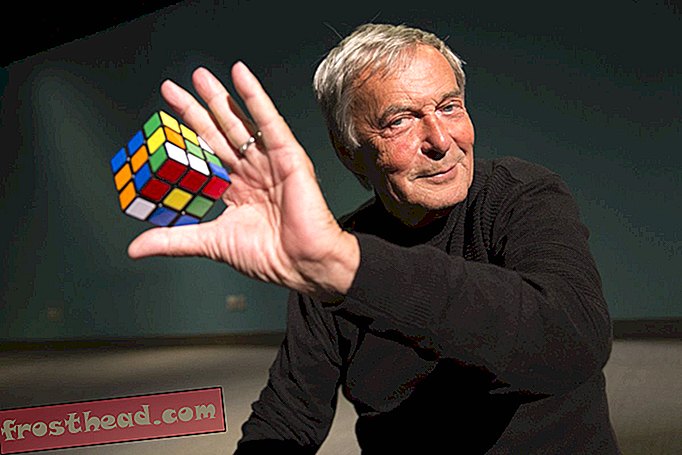 Iza neumorne naklonosti Rubikove kocke