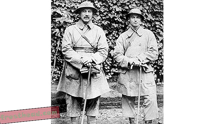 Trench Coats ofereceu utilidade durante a guerra e depois, estilo para os civis.