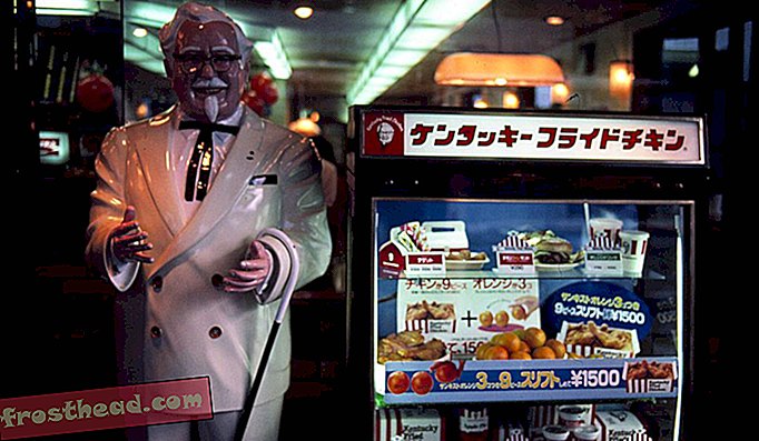 En Kentucky Fried Chicken stall med en virkning af oberst Sanders, grundlæggeren af ​​virksomheden.