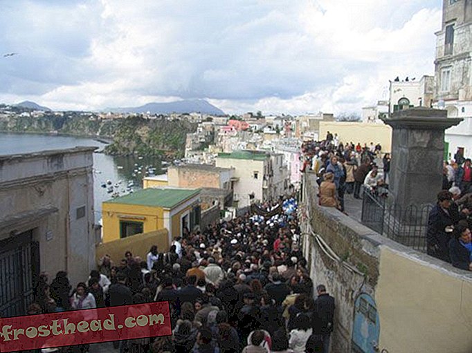 Les spectateurs suivent la procession dans le village de pêcheurs de Corricella.