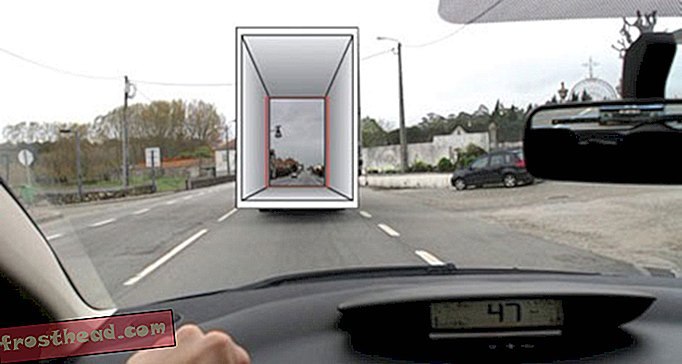 מערכת מציאות מוגברת חכמה זו מאפשרת לנהגים לראות מכוניות