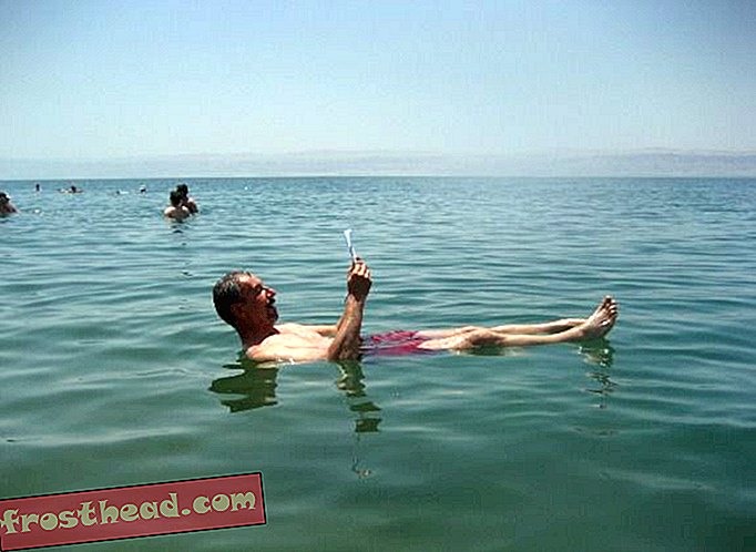 Човек плава в Мъртво море
