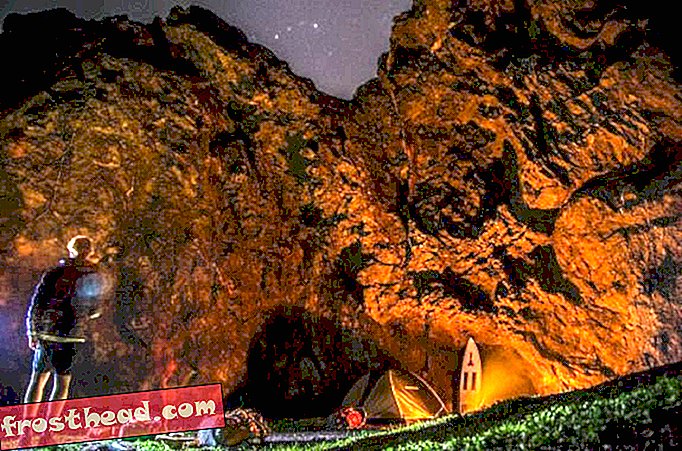La tente est plantée contre une falaise et les étoiles du ciel Baja apparaissent.