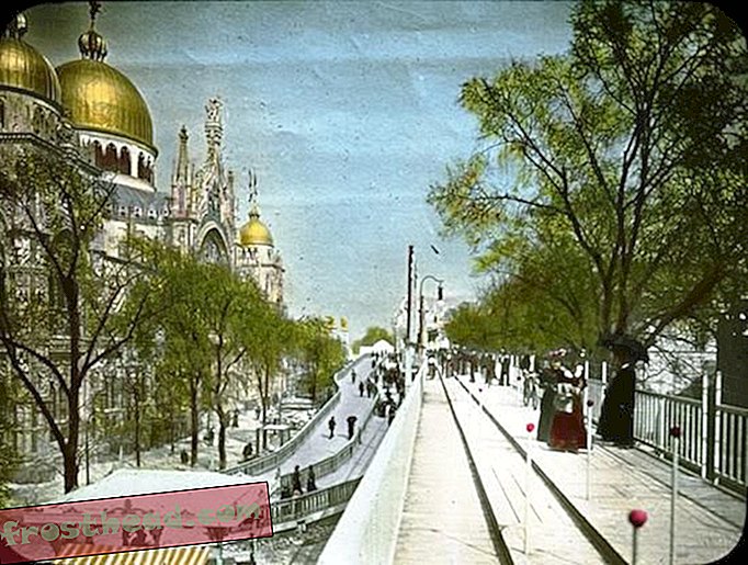 1900年のパリ万博の動く歩道（右）とイタリアパビリオン（左）