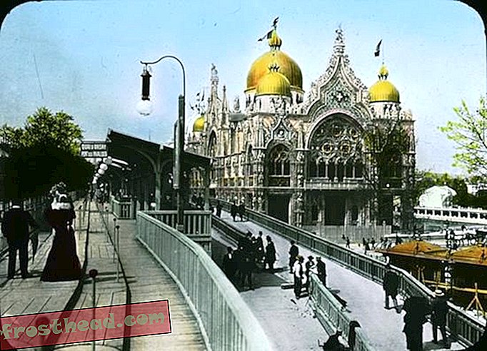 Het bewegende trottoir van de 1900 Paris Expo aan de linkerkant