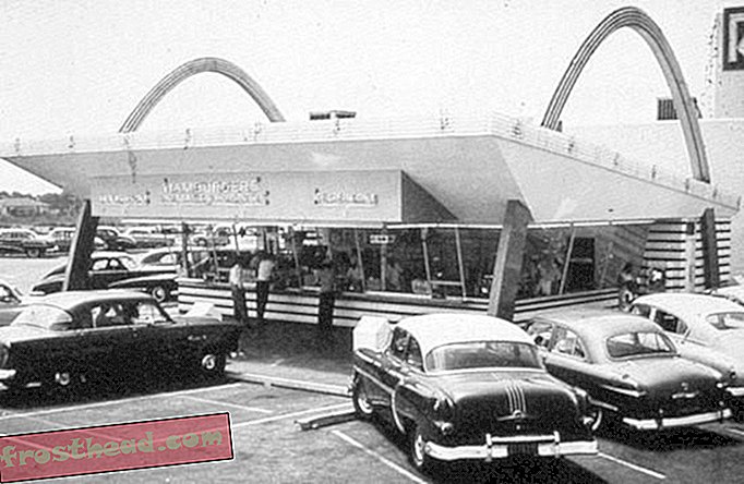 McDonald's w stylu Googie w Downey, Kalifornia (1953)