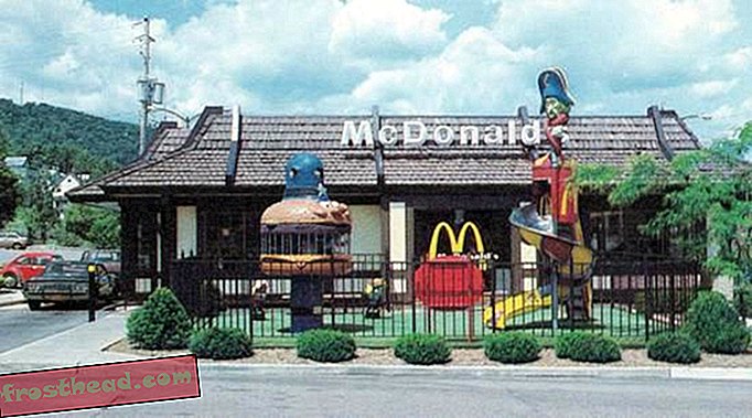McDonald's con techo de mansarda en Corning, Nueva York (1985)