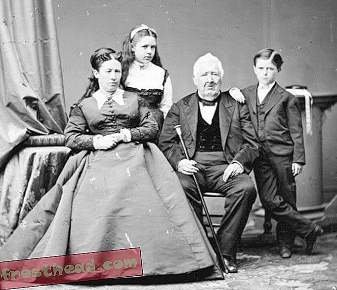 Julia Grant bersama putri Nellie, ayah Frederick Dent, dan putra Jesse.