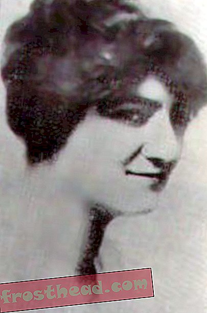 Madge Oberholtzer, röviddel a halála előtt. A „Sárkány és a kereszt” címről