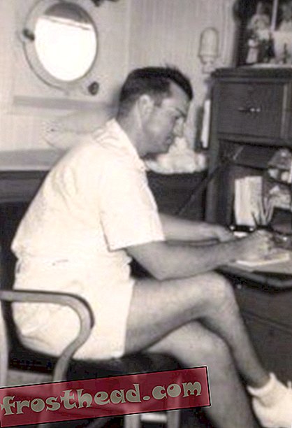 यू.एस.एस. के कप्तान के केबिन में लेफ्टिनेंट माइनर डायल नपा, 1941 की शरद ऋतु में एक पत्र की रचना।