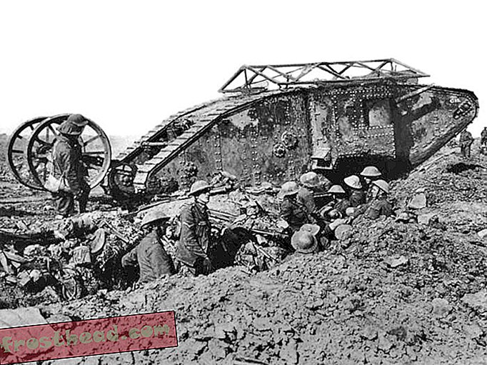 טנק מארק הראשון הבריטי בפעולה, 1916. יונים שנשאו על הסיפון נטו להתבלבל בגלל אדי בנזין.