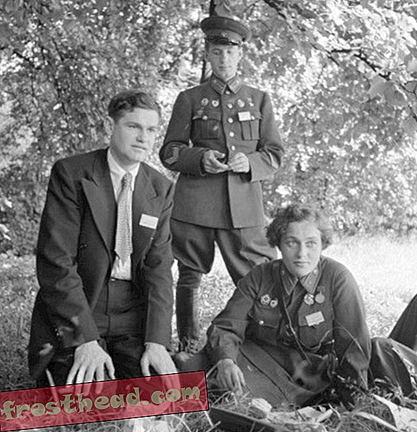 Delegados russos acompanham Pavlichenko (à direita) em sua visita a Washington, D.C. em 1942.