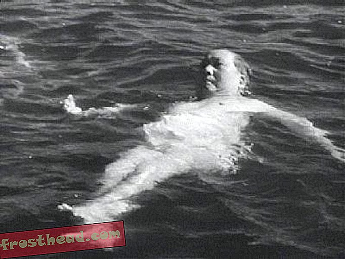 Ο Μάο κολυμπά στο Yangtze στην ηλικία των 72 ετών. Το λίπος του τον έκανε εξαιρετικά φουσκωμένο.